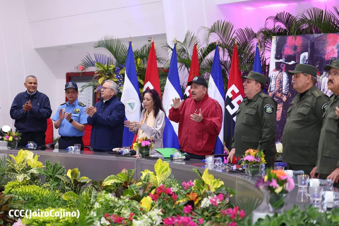 #Nicaragua | Presidente Comandante Daniel Ortega y vice presidenta Rosario Murillo en el acto 90 años del tránsito a la inmortalidad del General de Hombres y Mujeres Libres Augusto C Sandino. 🔴⚫✊🏻🇳🇮 CCC / Jairo Cajina #ManaguaSandinista #TodosLosTriunfosSonDelPueblo