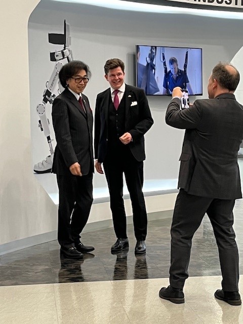 Happy to arrange a visit for the delegation of the 🇸🇪speaker to @Cyberdyne_JP. Learned about development of powered exoskeletons that support human body movement & assist patients with mobility difficulties. Impressive innovation for 🇸🇪to learn and inspire from! #exoskeleton #HAL