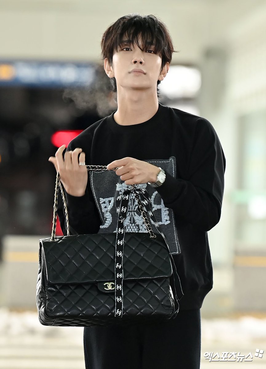 shua_moroll's tweet photo. ur bias has a basic coquette, my bias has a 𝓬𝓱𝓪𝓷𝓮𝓵 𝓬𝓸𝓺𝓾𝓮𝓽𝓽𝓮 we are not the same https://t.co/I4tXteXLmV