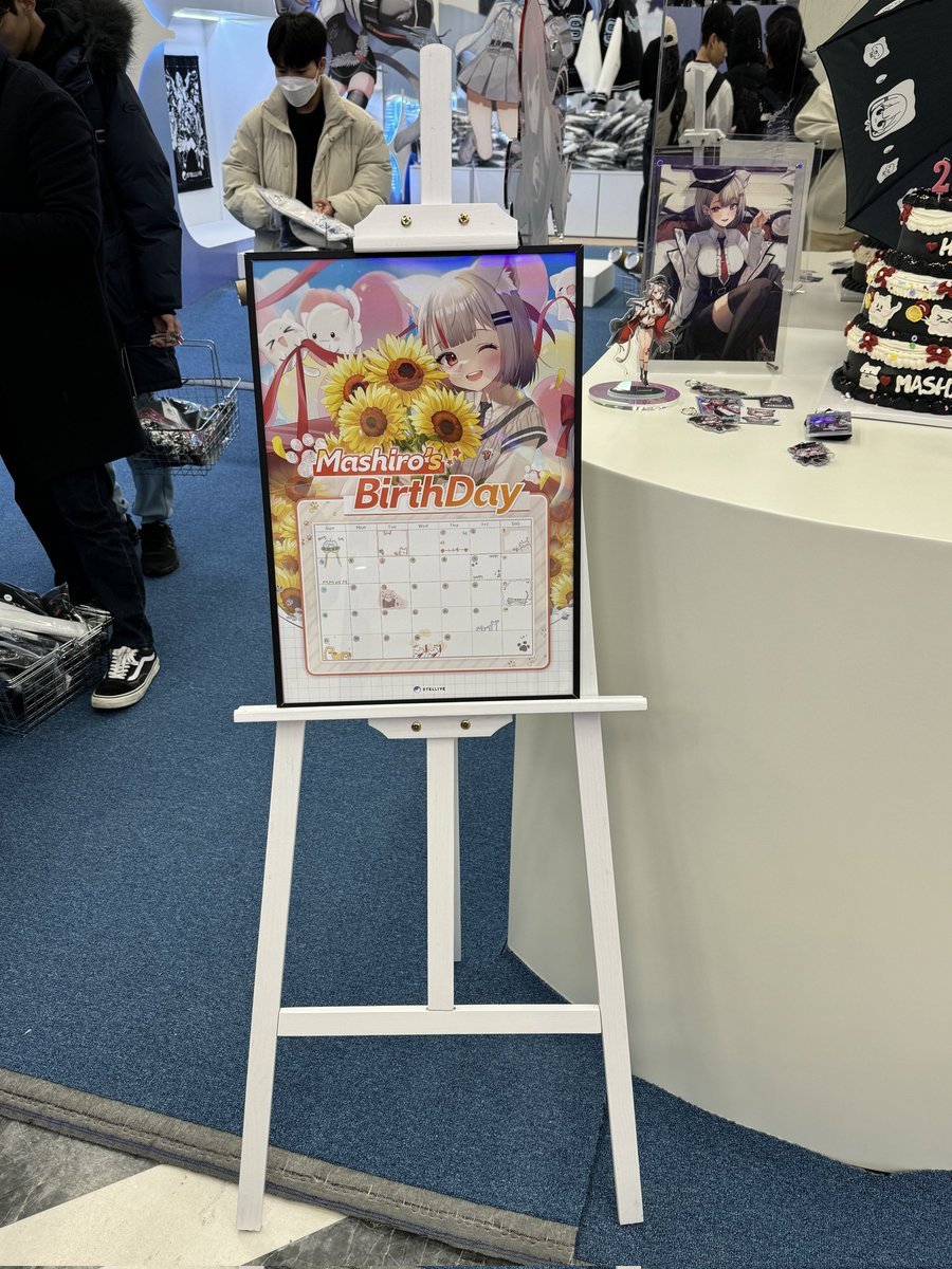 [마시로 생일 케잌 디피 안내]

안녕하세요 파스텔여러분

마시로님의 생일을 맞이해 더현대 팝업스토어에 마시로님의 생일 케이크 전시가 되었습니다!

해당 케이크와 함께 준비된 생일굿즈들과
스텔라이브 굿즈들을 함께 보실 수 있습니다!

다시 한번 마시로님의 생일을 축하드립니다!

감사합니다.