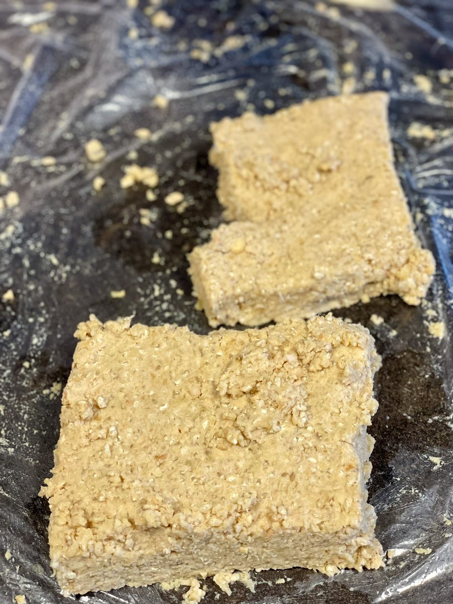 OFP_HAGI's tweet photo. 山口県産こだわりの材料で出張味噌づくり。材料は、つぎはぎ農園の大豆、「あぶりん」発芽玄米麹、「萩の塩」で。
味噌づくりのお供にフリーペーパー『LM』、『暮らしの発酵通信』をお配りしました！

山口県の依頼で県産農林水産物を #pr #ぶちうま100 #OFP_HAGI でした。

#山口県産麹　#山口県産塩 https://t.co/knvzOE79xk