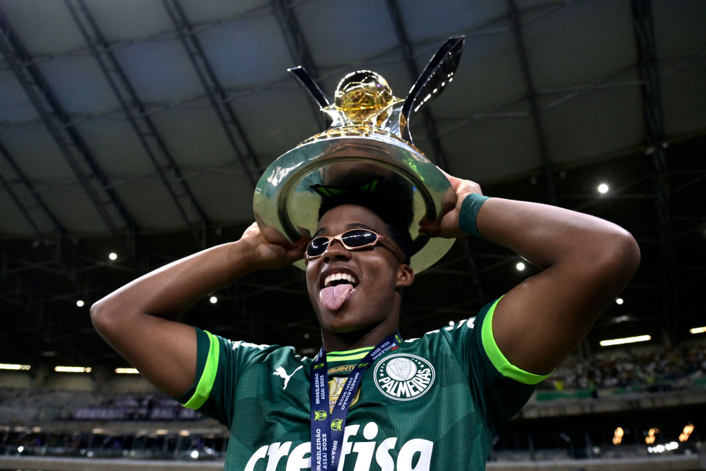FabrizioRomano's tweet photo. ⚪️🇧🇷 Real Madrid are not changing their plans for Endrick after Mbappé negotiations advancing to the final stages.

Real want Endrick in Europe starting from July and the discussion about extended loan to Palmeiras until December is considered out of question. https://t.co/pm4PPrkv1e
