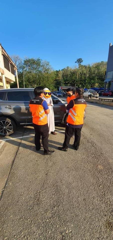myjoe_'s tweet photo. Yang bagi derma pakai viva second kopak. Yang mengemis pakai Proton X70 flagship weh. 😂 https://t.co/MrxyiqXq7G