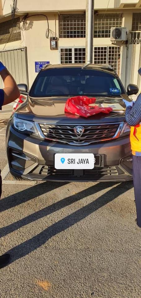 myjoe_'s tweet photo. Yang bagi derma pakai viva second kopak. Yang mengemis pakai Proton X70 flagship weh. 😂 https://t.co/MrxyiqXq7G