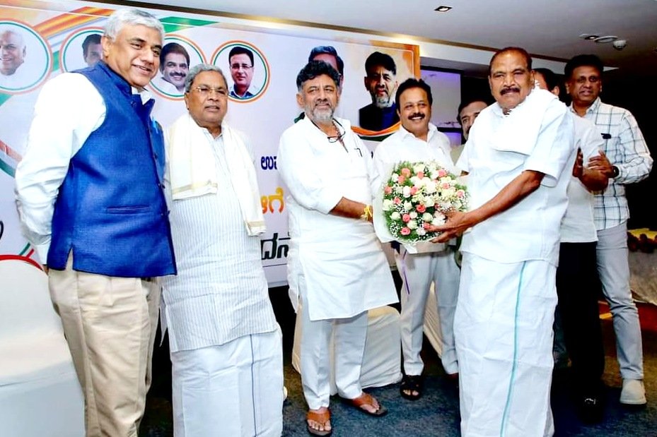 NChaluvarayaS's tweet photo. ಒಕ್ಕಲಿಗ ಸಮುದಾಯದಿಂದ ನೂತನವಾಗಿ ಆಯ್ಕೆಯಾಗಿರುವ ನಿಗಮ ಮಂಡಳಿ ಅಧ್ಯಕ್ಷರು, ವಿಧಾನಪರಿಷತ್ ಸದಸ್ಯರು, ರಾಜ್ಯಸಭೆ ಅಭ್ಯರ್ಥಿಗಳಿಗೆ ಸನ್ಮಾನ್ಯ ಮುಖ್ಯಮಂತ್ರಿಗಳಾದ ಶ್ರೀ @siddaramaiah ಹಾಗೂ ಉಪ ಮುಖ್ಯಮಂತ್ರಿಗಳಾದ ಶ್ರೀ @DKShivakumar ಅವರುಗಳ ಉಪಸ್ಥಿತಿಯಲ್ಲಿ ಏರ್ಪಡಿಸಲಾಗಿದ್ದ ಅಭಿನಂದನಾ ಸಮಾರಂಭದಲ್ಲಿ ಪಾಲ್ಗೊಂಡು ಸಮುದಾಯದ ನಾಯಕರು ಮತ್ತು ಪ್ರತಿನಿಧಿಗಳಿಗೆ ಸನ್ಮಾನಿಸಿ ಗೌರವಿಸಲಾಯಿತು. 

ಇದೇ ಸಂದರ್ಭದಲ್ಲಿ ಮುಖ್ಯಮಂತ್ರಿಗಳು ಸರ್ಕಾರದ ಯೋಜನೆಗಳು, ಕಾರ್ಯಕ್ರಮಗಳು ಮತ್ತು ಗ್ಯಾರಂಟಿಗಳನ್ನು ಒಕ್ಕಲಿಗ ಸಮುದಾಯದ ಪ್ರತಿಯೊಬ್ಬರಿಗೂ ತಲುಪಿಸುವಂತೆ ಸಮುದಾಯದ ನಾಯಕರುಗಳಿಗೆ ಕರೆ ನೀಡಿದರು.

ಸಮಾರಂಭದಲ್ಲಿ ಸಚಿವರುಗಳಾದ @krishnabgowda , ಕೆ.ವೆಂಕಟೇಶ್, @DrSudhakar_ , ನೀತಿ ಆಯೋಗದ ಉಪಾಧ್ಯಕ್ಷರಾದ @rajeevgowda , ಲೋಕಸಭಾ ಸದಸ್ಯರಾದ @DKSureshINC , ರಾಜ್ಯಸಭೆ ಸದಸ್ಯರಾದ @GCC_MP , ಶಾಸಕರುಗಳಾದ @HC_Balakrishna , @mkrishnappa_MLA , @SRSrinivasVasu2 , ಶಿವಲಿಂಗೇಗೌಡ, ಟಿ.ಡಿ.ರಾಜೇಗೌಡ, ಶರತ್ ಬಚ್ಚೇಗೌಡ, ವಿಧಾನಪರಿಷತ್ ಸದಸ್ಯರು ಗಳಾದ @mlcputtanna ಇನ್ನೂ ಅನೇಕ ಮಾಜಿ ಶಾಸಕರುಗಳು ಮುಖಂಡರುಗಳು ಉಪಸ್ಥಿತರಿದ್ದರು.