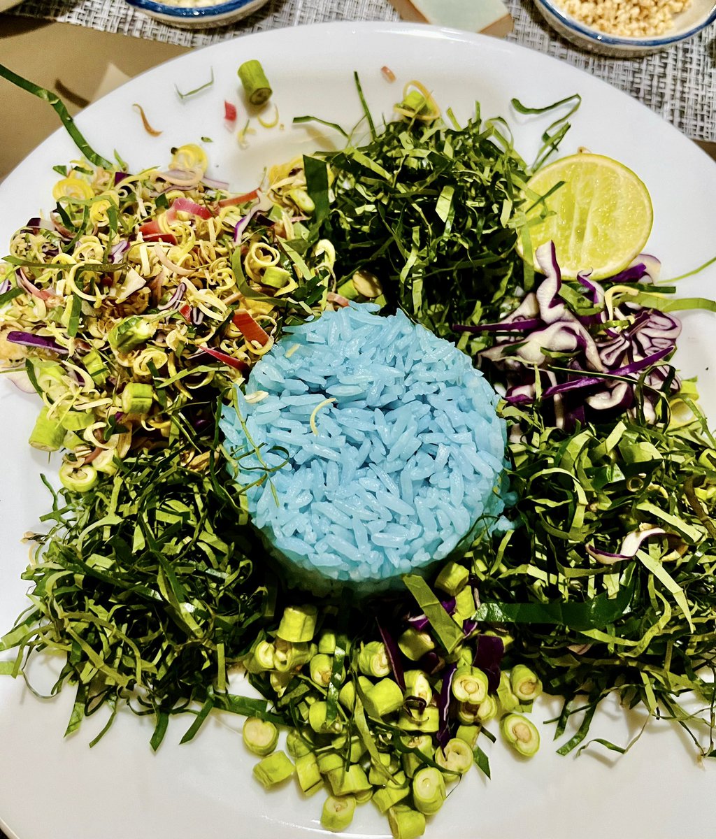 cheereey's tweet photo. #カオクルックガピ に似ているけど
ぜんぜん違う料理

#カオヤムパクタイ😋
ข้าวยำปักษ์ใต้
南部料理の定番
野菜とハーブの混ぜご飯🌿
黒米やバタフライピーの花のエキスで炊いたご飯を使うのが特徴
具沢山でさっぱり味

📍#エムクオーティエ #LemonFarm
#バンコク

#タイフェス でも食べられるかも！ https://t.co/u6FnZbJl1V