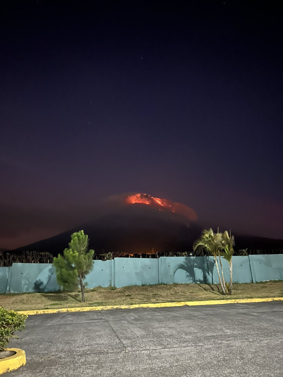 #URGENTE 📢 Incendió forestal continúa en el #VolcánDeAgua

Personal del <a href="/ConredGuatemala/">CONRED</a> se encuentra en el lugar, sin embargo no han tenido la capacidad para socavar el fuego.

Un grupo de la Brigada Humanitaria de Rescate del <a href="/Ejercito_GT/">Ejército de Guatemala</a> han sido movilizados al lugar.