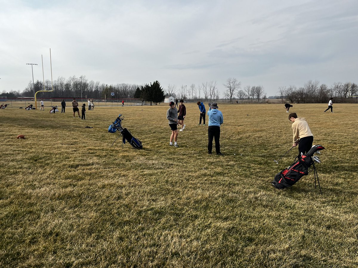 WeboStarsGolf's tweet photo. BEAUTIFUL night to get outside &amp; get some chipping practice in. Sixteen golfers, 6th - 11th grade, showing up three weeks before the season even starts! https://t.co/VlmM3jAkvs