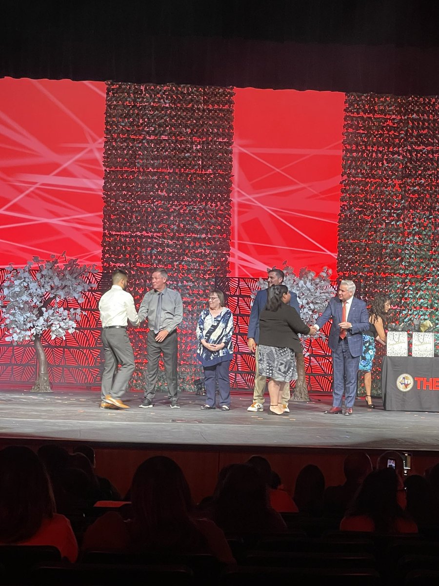 VHESCrusaders's tweet photo. We are so proud of our own Coach Guereque for representing the Top of the Hills! Thank you for all you do for our Crusaders ❤️🛡️🙌🏼 #CrusaderPride #TeacherOfTheYear https://t.co/zFtj8SHEC2