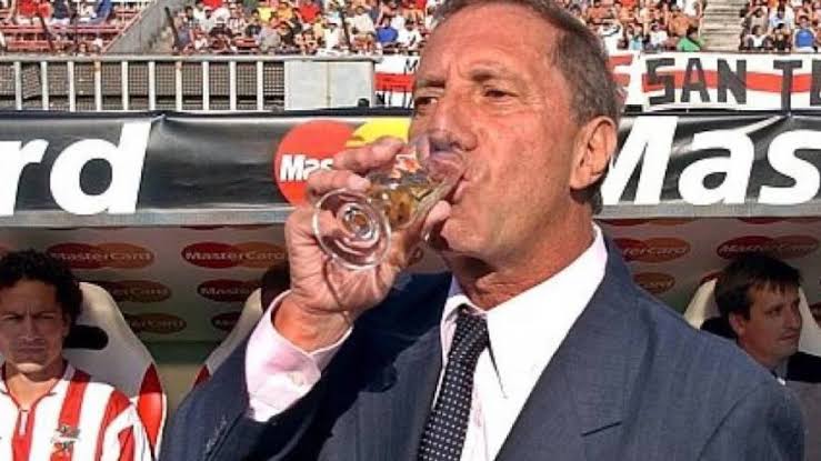 Hoy se cumplen 20 años del famoso "Gatorei"
Una de las historias más increíble de nuestro fútbol argentino.
Por eso, sale HILO contando todo lo que pasó en aquellos días de 2004. 👇
#BilardoEterno