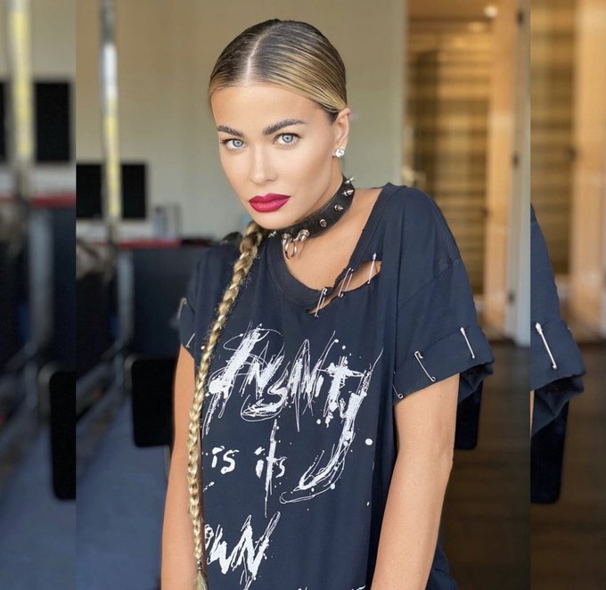 heavy metal electra 🤘🏼🖤 https://t.co/mGJ09zJfeW<a href="/tag/throwback"class="tags"><span>#throwback</span></a><a href="/tag/vmas"class="tags"><span>#vmas</span></a>