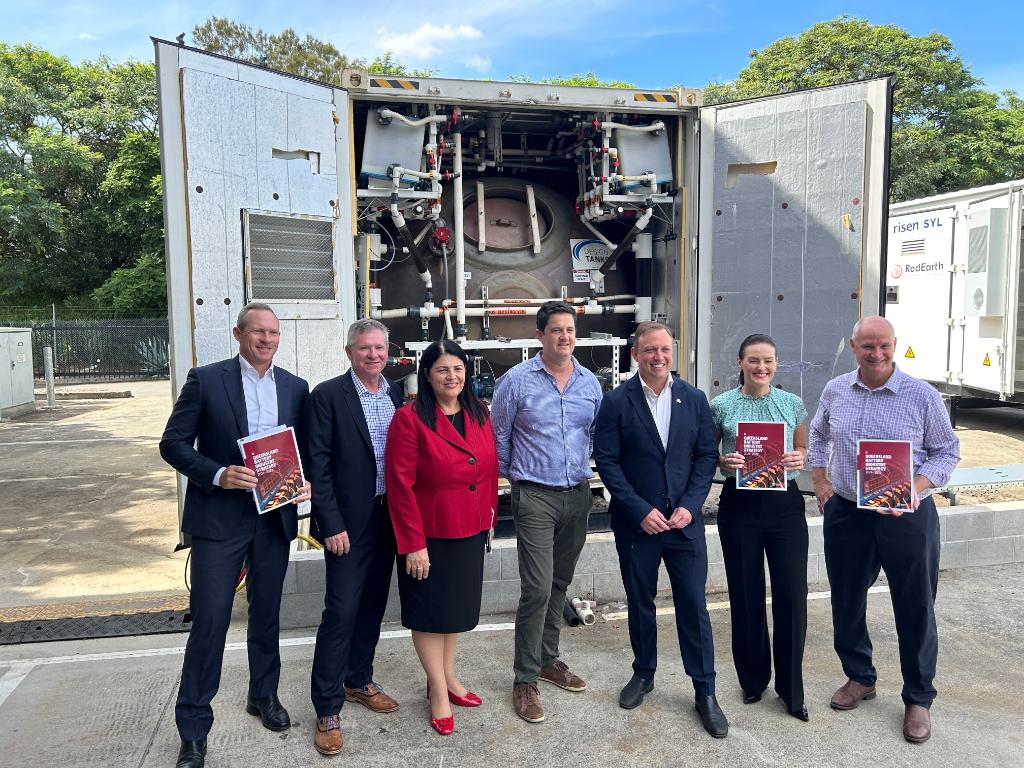 Great to host @StevenJMiles today for the announcement of the $570 million Queensland Battery Industry Strategy to make QLD the battery industry capital of Australia. #QUT Advance Battery Facility at Banyo will play a crucial role in the success of this strategy. #QUTScience