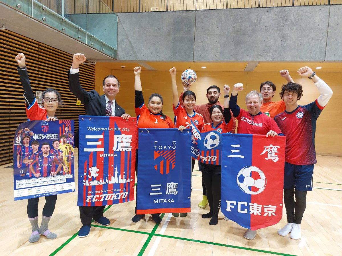 tattaka_mitaka's tweet photo. ＼2024シーズン開幕!!／
2/24(土)、我らが #FC東京 の開幕戦は #ヨドコウ桜スタジアム での #セレッソ大阪 戦だよ⚽

三鷹市がチリ🇨🇱のホストタウンとなっているご縁で、チリ大使館🇨🇱の皆様も、国境を越えて #FC東京 の勝利を願ってくれたよ🔵🔴

#FC東京応援デー 
次は #西東京市（@koho_nishitokyo） https://t.co/W8Llrh0JPA