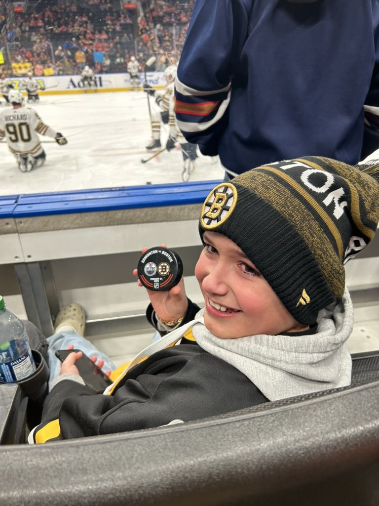 grammiesac's tweet image. Thanks Bruins for making this little guys day #spittingchicklets #oilers #bruins
