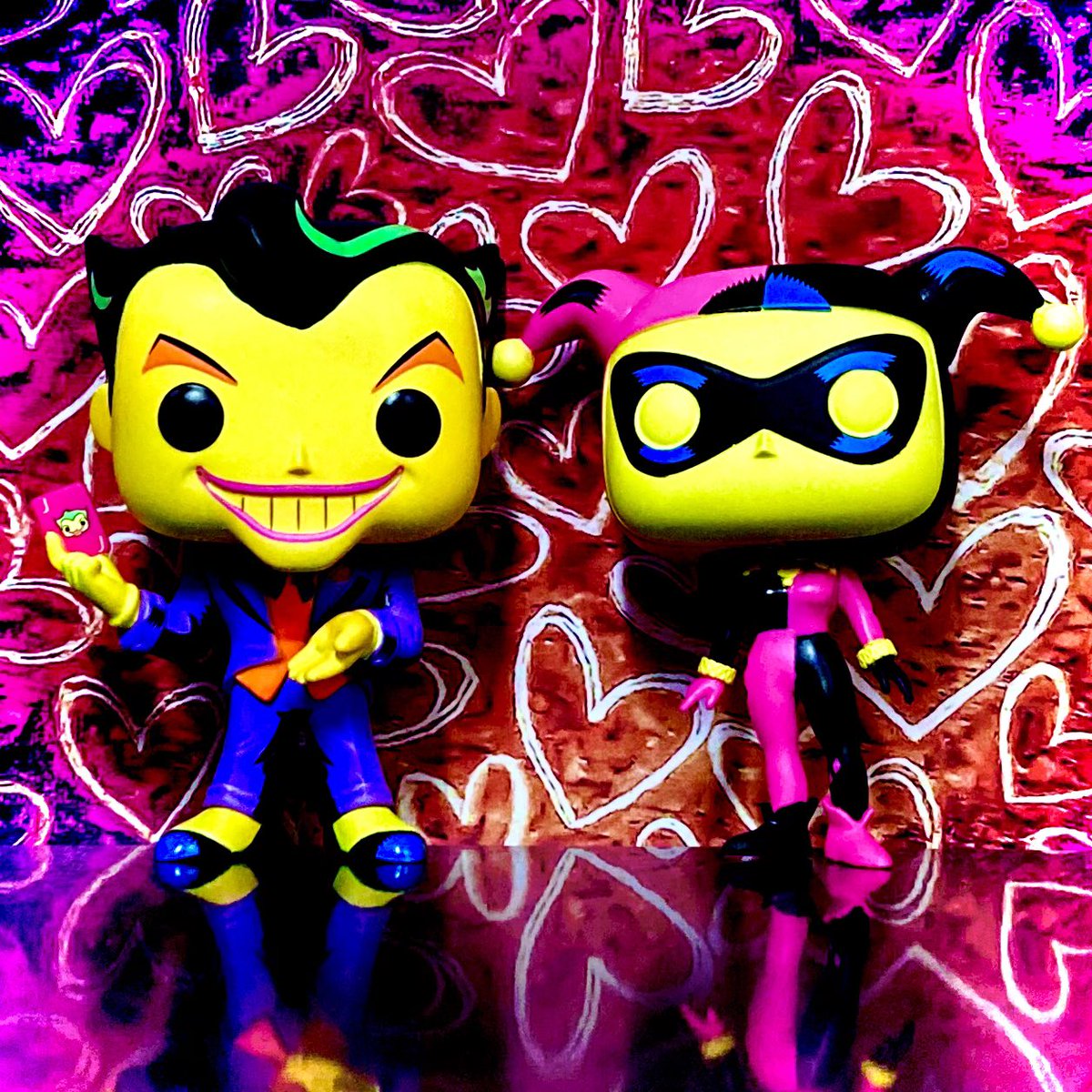 MajesticWarLynx's tweet image. My entry for Day 8 of the #funaticsfunkophotoadaychallenge hosted by @FunkoLeeM &amp;amp; @dj3cb : Blacklight Magic 🖤💖

#FunkoPhotoADayChallenge #FunkoFeb2024 #FunkoFamily #FunkoFunatic #JokerAndHarley #FunkoCommunity #FunkoPhotography #FunkoPhotoADay #FunkoPhoto #OriginalFunko