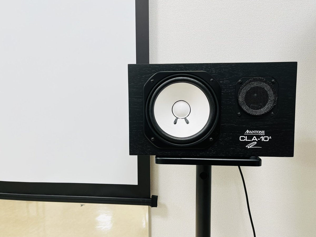 yms_official's tweet photo. 【見た目の話】
このスピーカーかっこいい!
木目の感じがかっこよさを出してますね🪵
『AVANTONE PRO CLA-10A』
7階の教室で投稿される日を待ち望んでるオーラ出してました🌟
広報部おーた
#AVANTONEPRO
#CLA10A https://t.co/RvRHcBcRAV