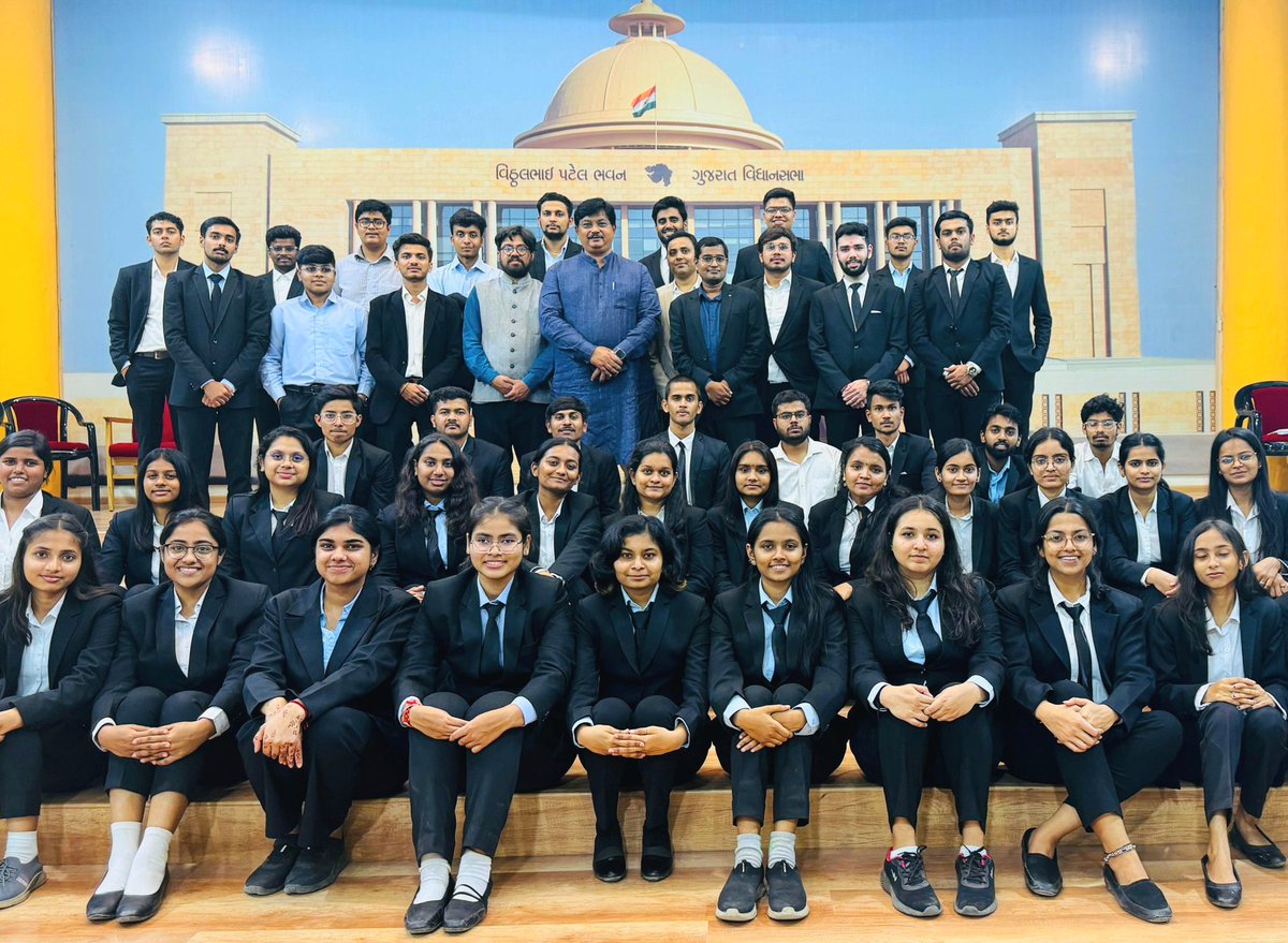 vedantthaker7's tweet photo. With the student delegations of Nirma University, Institute of Management &amp; MSU Law Favulty at the Vidhan Sabha of Gujarat. https://t.co/7WSJQiVbmH