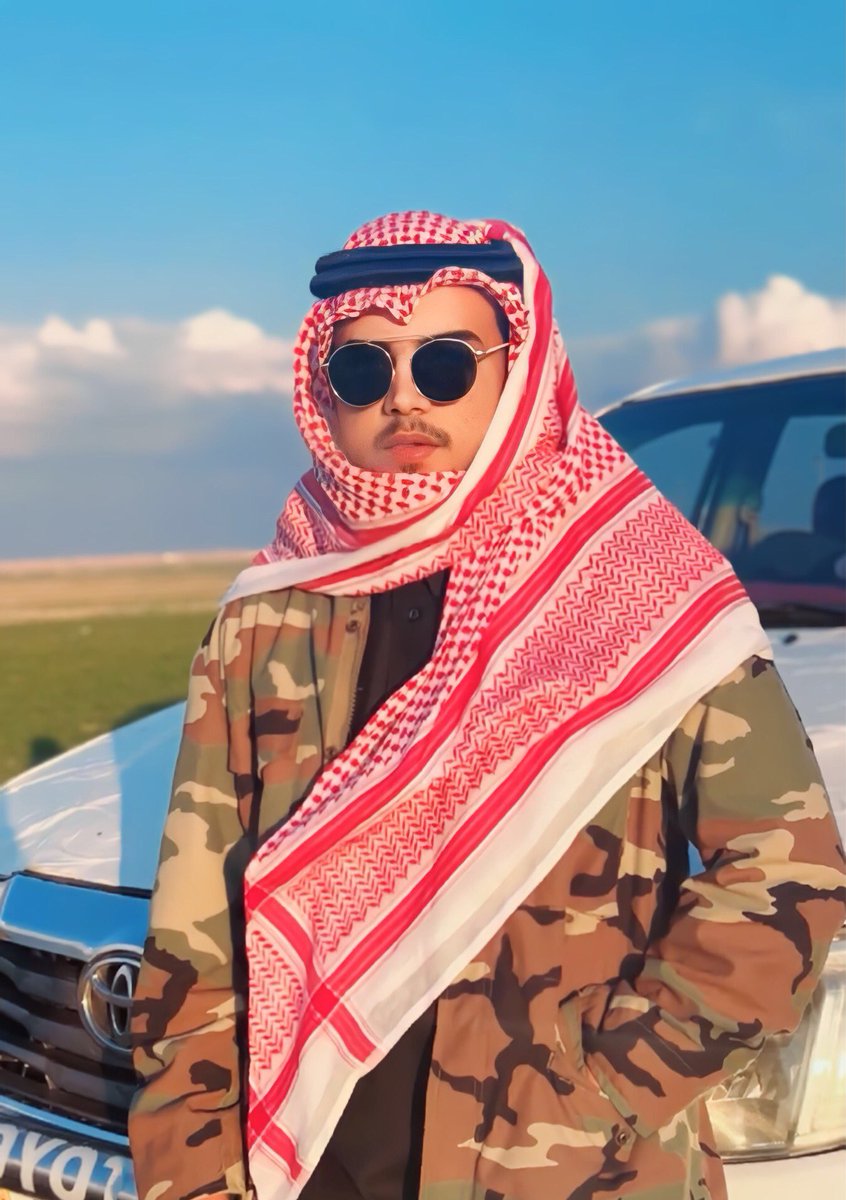 انا الفلك والناس حوُلي مدارات
 تشوف عز نفوسّها من خلالي