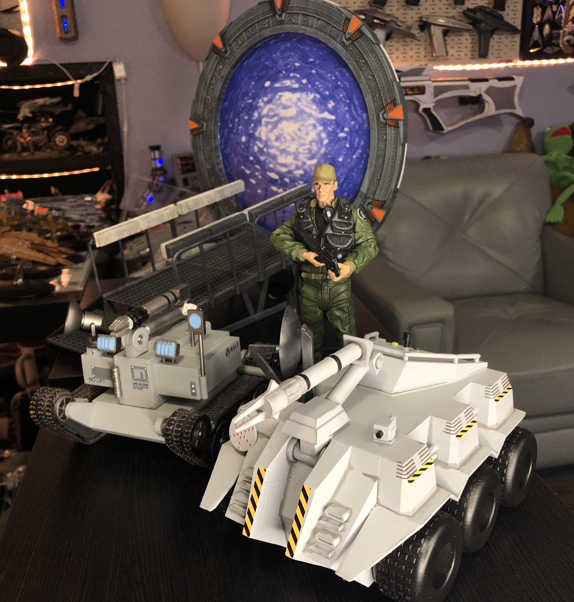 GeekToyLove's tweet photo. @SGAGateBuilder Added the stripes decals to the MALP and it is done. (Note to self: I shoulda bought decals like these ages ago)
Here with the DST BAF MALP, Stargate, and Col O’Neill
#2024Commissions #GeekDen https://t.co/HlWkGmfpFS