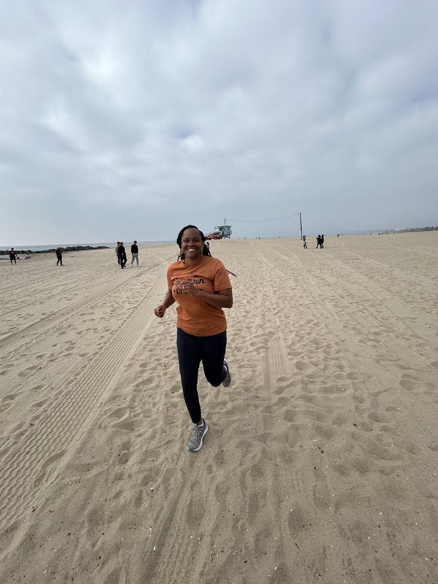 RaisingNomads's tweet photo. Running in Venice Beach just because my sister told me to run for a picture! LOL  This is supposed to be me doing a Baywatch run. Ha ha #bossysister #venicebeach #la #baywatch https://t.co/5pQQX0RKpz