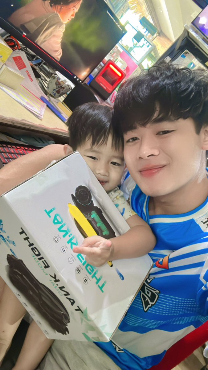 Shreqz1's tweet photo. วันเกิดหลานสุดLOVE ลุงซื้อให้เยอะแยะเลยโดนไปหลายพัน อยากได้รถถังอีกซื้อให้ย้อนหลังอีก #qbar #เพชรบุรี #ท่ายาง https://t.co/WnAsp9isnF