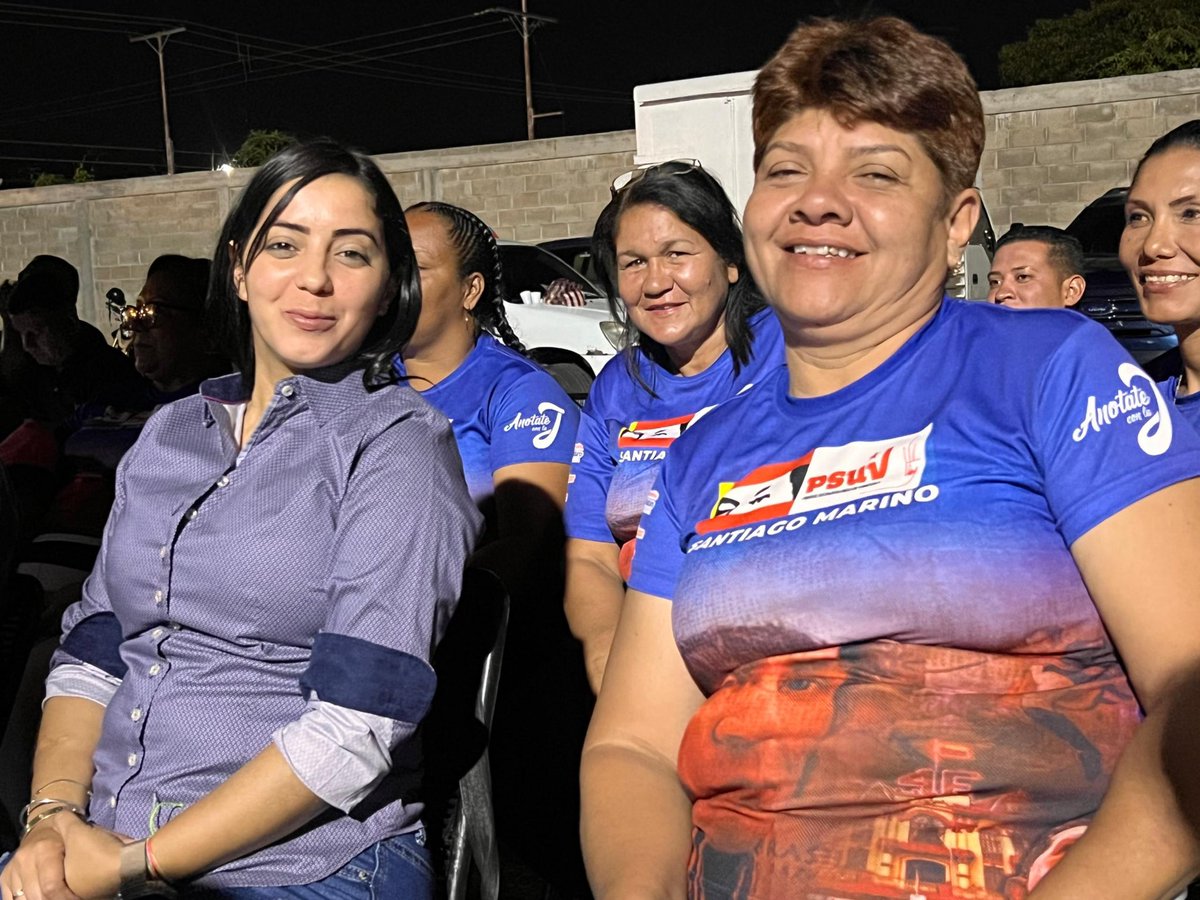 johanitakenpo's tweet photo. #ElMazo10AñosAmorYLealtad Desde la sede de @MarinoDeTodos01 junto a nuestras UBCh estamos en sintonía de @ConElMazoDando. Ya son 465 programas en defensa de la verdad de Venezuela y venciendo la guerra mediática. ¡Felicitaciones capitán @dcabellor y a todo su equipo! https://t.co/rV1D4eswZD