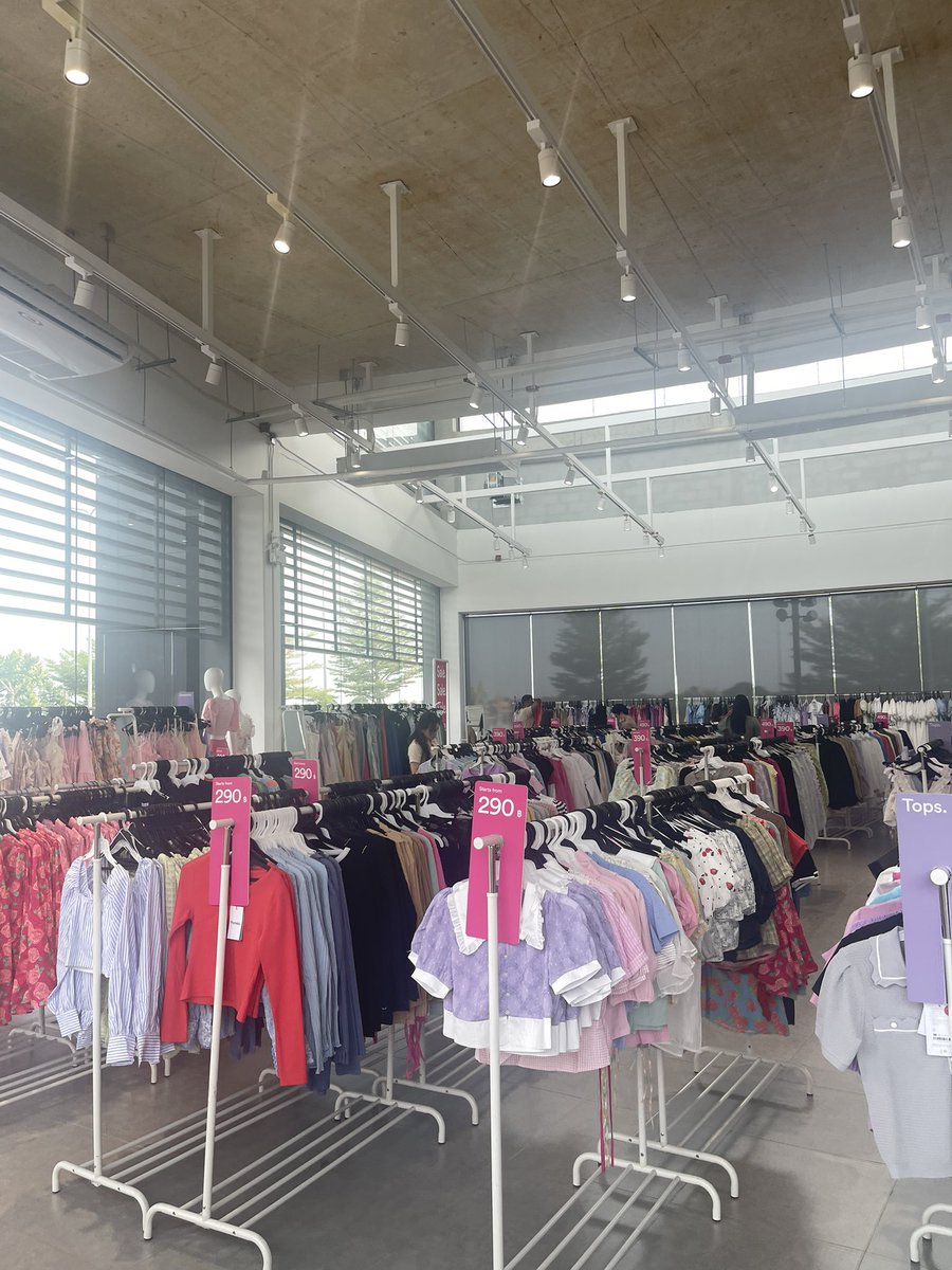 girlwithgg's tweet photo. pomelo outlet คือทำถึงอะบอกเลยลดอยู่เเล้วจากราคาป้ายเเล้วยัง 1 เเถม 1 ไม่มีการตลาดนะจ้ะใครไปเจอก็คือโชคดี คือเริ่มต้น 100 ลดทุกตัวเเถมทุกตัว เราได้เดรสกับเสื้อมา 6 ตัว 1,900 กระเป๋าอีก 1 ไปค่ะ https://t.co/s6PdYOzTKm
