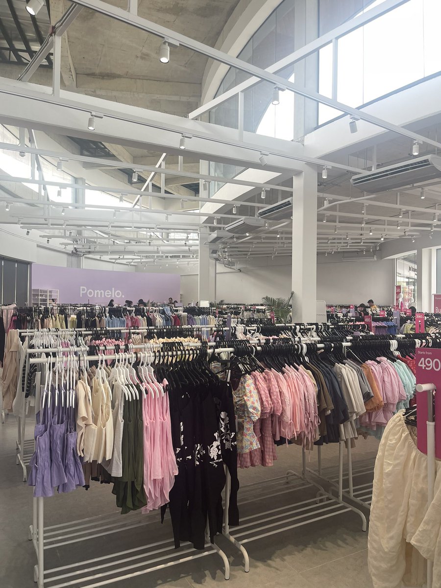 girlwithgg's tweet photo. pomelo outlet คือทำถึงอะบอกเลยลดอยู่เเล้วจากราคาป้ายเเล้วยัง 1 เเถม 1 ไม่มีการตลาดนะจ้ะใครไปเจอก็คือโชคดี คือเริ่มต้น 100 ลดทุกตัวเเถมทุกตัว เราได้เดรสกับเสื้อมา 6 ตัว 1,900 กระเป๋าอีก 1 ไปค่ะ https://t.co/s6PdYOzTKm