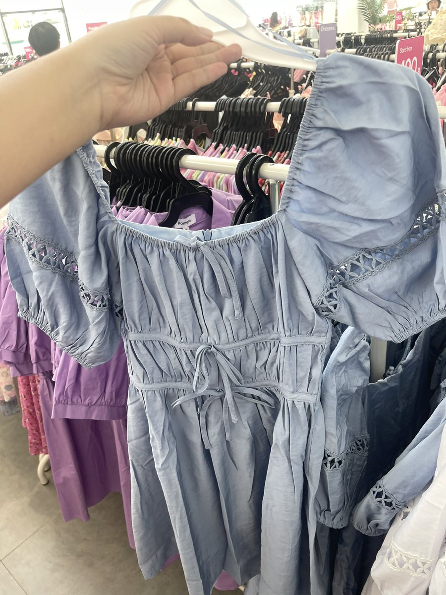 girlwithgg's tweet photo. pomelo outlet คือทำถึงอะบอกเลยลดอยู่เเล้วจากราคาป้ายเเล้วยัง 1 เเถม 1 ไม่มีการตลาดนะจ้ะใครไปเจอก็คือโชคดี คือเริ่มต้น 100 ลดทุกตัวเเถมทุกตัว เราได้เดรสกับเสื้อมา 6 ตัว 1,900 กระเป๋าอีก 1 ไปค่ะ https://t.co/s6PdYOzTKm