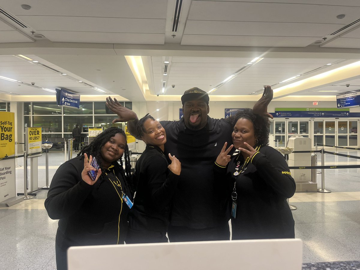 Go_MC_AG's tweet photo. DFW @SpiritAirlines   Always in good spirits.  They take good care of Mr. Grant https://t.co/zezQ94ITDn
