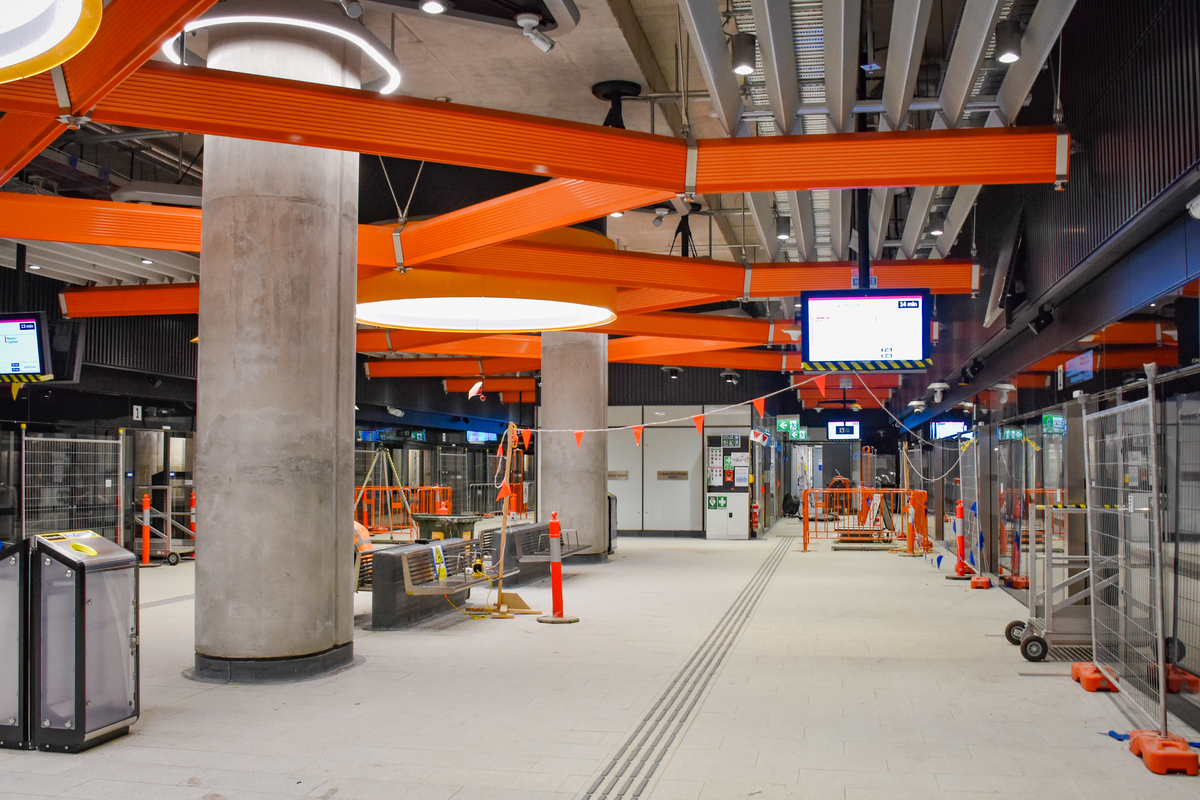 4 years ago, #ParkvilleStation was a big, empty ‘box’ - 270m long, 30m wide and 30m deep, the equivalent of 97 Olympic swimming pools 🏊‍♀️ Now it has concourse and platform levels, connected by escalators and lifts, and multiple test trains running through it every day.