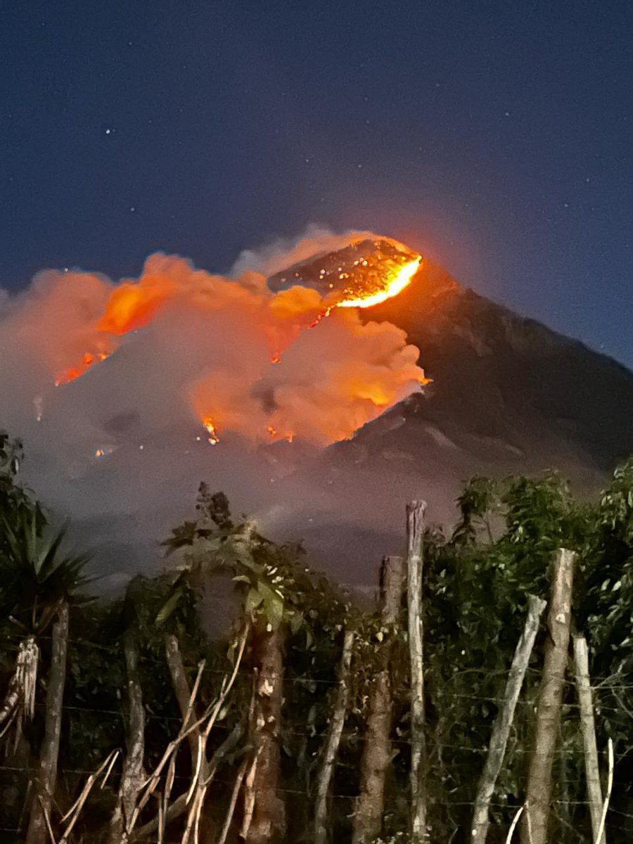 Qué dolor, impotencia y rabia causa este desastre. Lo que está pasando en el volcán de Agua es una tragedia para Guatemala. Duele ver la negligencia con que se abordó el tema. Ojalá pudiera hacerse más que venir a lamentar otro golpe letal a la Madre Tierra.