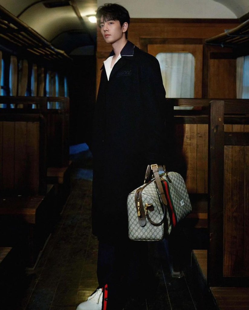 ElleMenThailand's tweet photo. #ELLEMENAirportlook  รับเช้านี้กับ ‘เซียวจ้าน’ โกลบอลแอมบาสเดอร์หนุ่มมาในโททัลลุคสุดเท่ จาก @gucci ที่เตรียมพร้อมออกเดินทางไปยังกรุงมิลาน ประเทศอิตาลี เพื่อไปร่วมชมแฟชั่นโชว์ Gucci Fal/Winter 2024 นี้

#XiaoZhan #SeanXiao #肖战 #เซียวจ้าน
#XiaozhanxGucci #GucciFW24 #GUCCI https://t.co/9aQo0apbq4