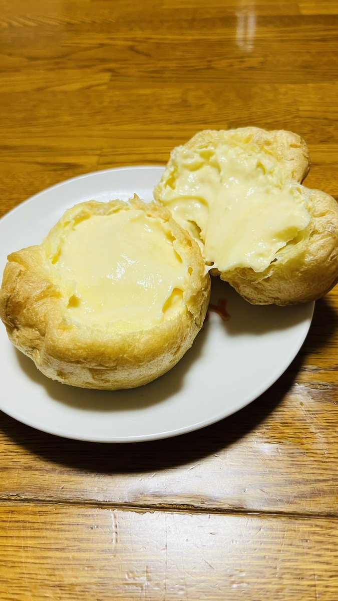 Go0H7's tweet photo. 昔からシュークリームで有名なお店。甘ったるく無く美味しく頂きました。カミさんが買ってきてたのに食べないから、3日連チャンで食べてたよ😋
このクリームは飲み物です(笑)
 #ラ・デューク https://t.co/HjJp6JCKnX