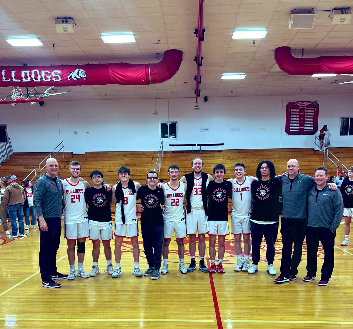 shsbulldogbball's tweet image. Pontiac 61
Streator 55
Disappointed in the result but very proud of these young men and all they accomplished this season. Thank you to our 9 seniors: 40 wins in 2 seasons and a ton of great memories. You will be missed! #SHSDawgs #HST