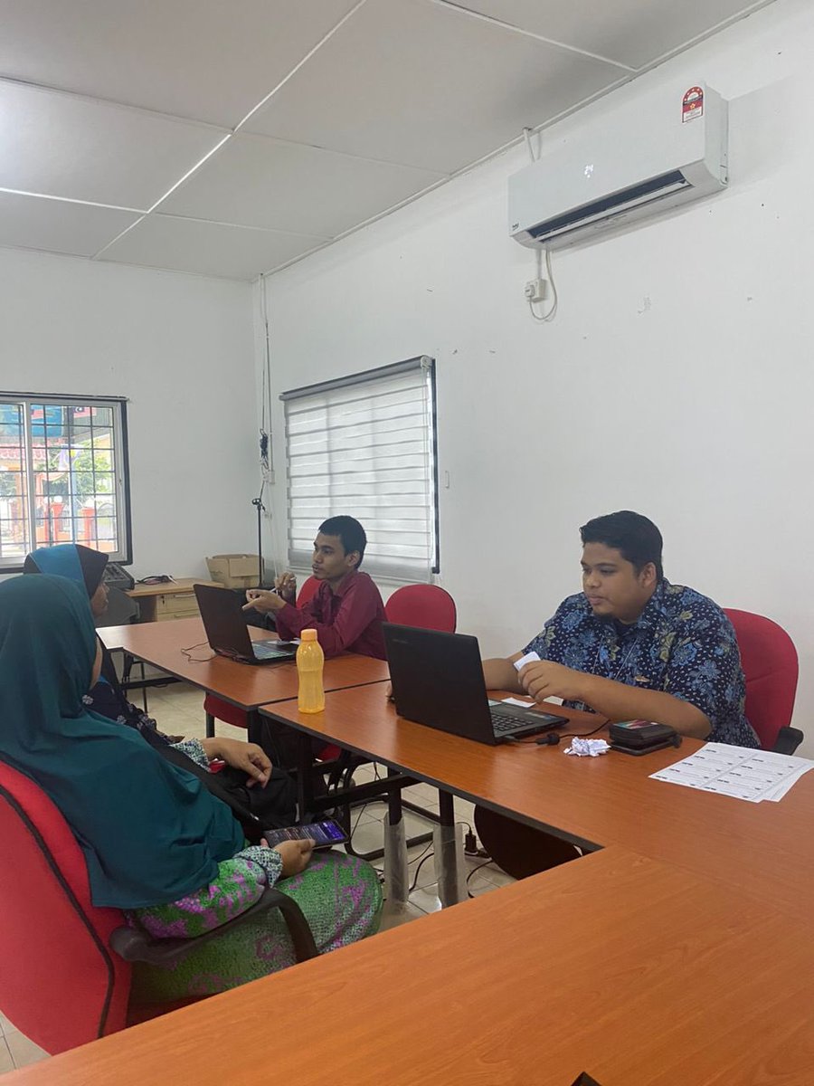 DOSMN9's tweet photo. Kaunter #PADU dibuka di Balairaya Kg. #Temiang #Seremban bermula hari ini sehingga hari Sabtu untuk menyantuni penduduk sekitar. Orang ramai dijemput untuk mengambil kesempatan ini bagi membuat pendaftaran dan pengemaskinian sistem PADU. https://t.co/rjKu7JEQQG