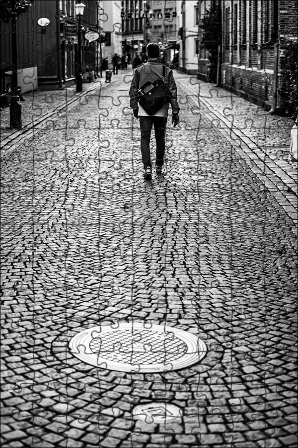 Сотувчи сизга ахамият бермаса билингки,у бошқа харидор билан овора....
Яхшиси бошқа дўконга боринг!