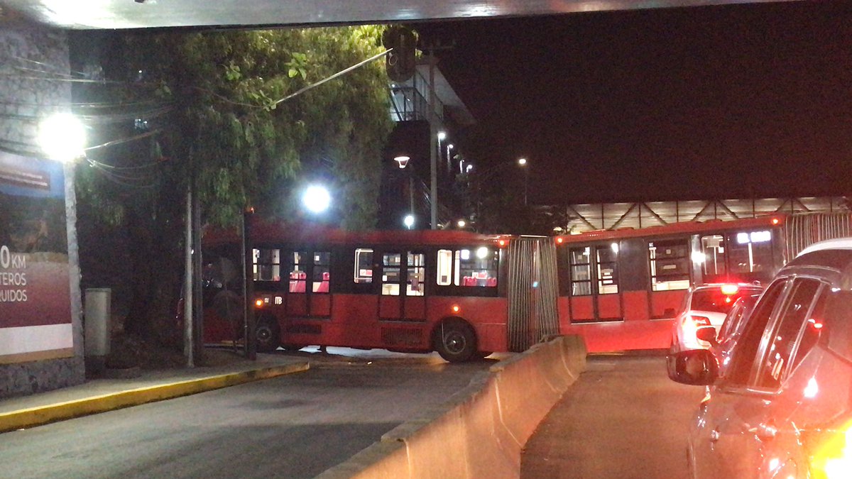 21:38 hrs 21 de Feb, 2024. Metro bus atorado en eje 10 bajo insurgentes #Aquiencorresponda #CDMX