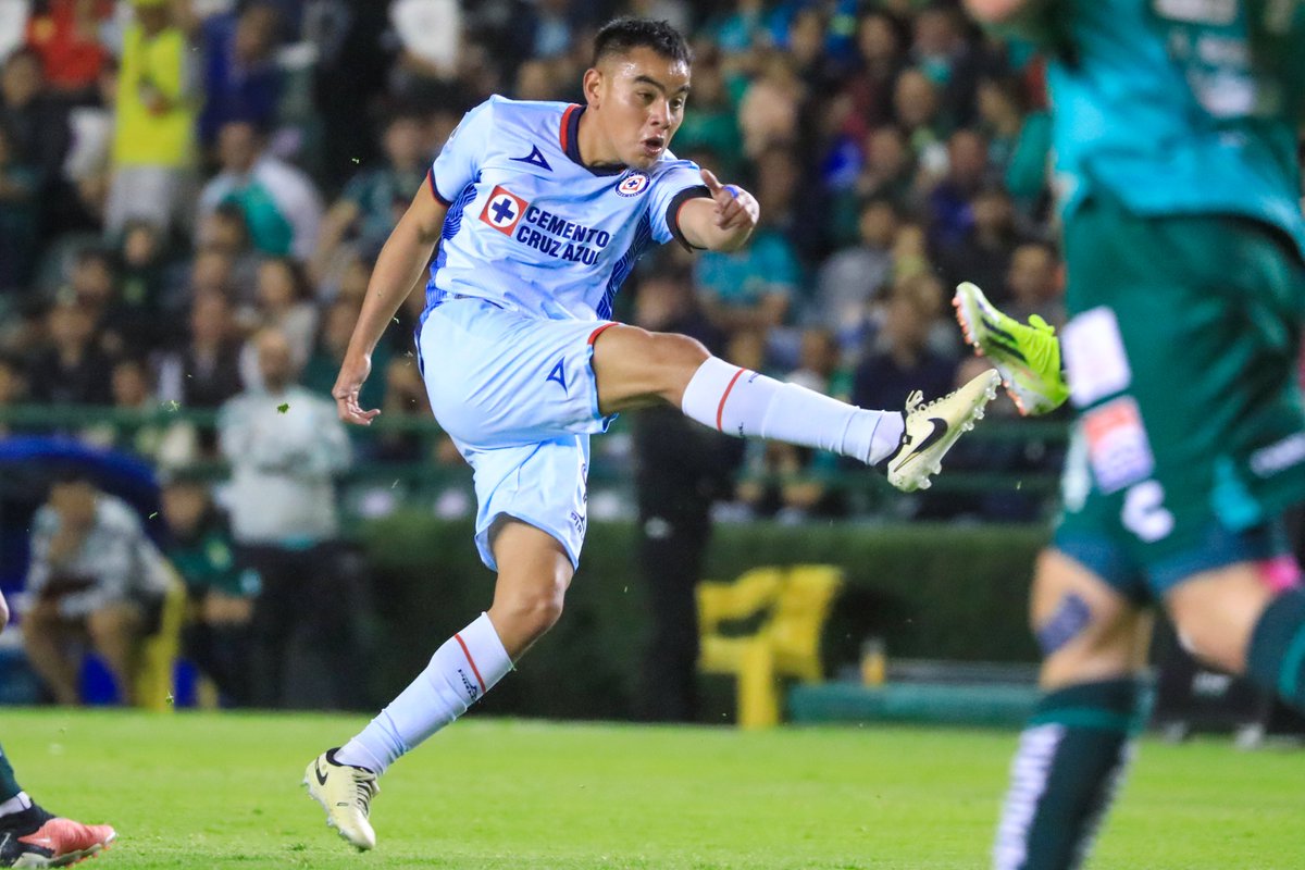 CruzAzul's tweet photo. Lo de Carlos Rodríguez 🔥🔥🔥🔥 https://t.co/5EmTq6PKnQ