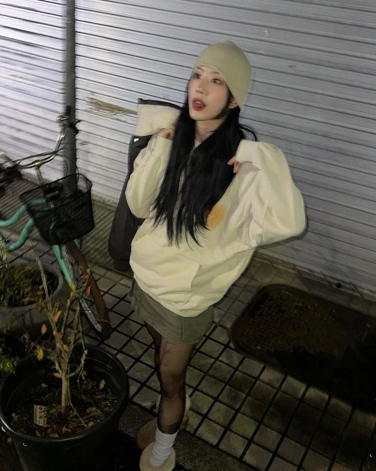 EF99NH's tweet photo. (#apgram) registros de um date de loja de conveniência com a melhor do mundo. é isso mesmo, enchemos a cara com tteokbokki!

사랑해요 설주리~ 🖤 @AM97SJ https://t.co/WUskAzfbch