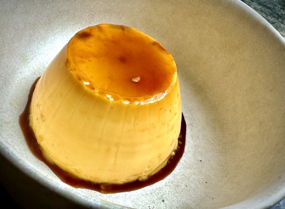 Menudeo, una casa de comidas con alma de tasca gaditana en Madrid.  El restaurante de los hermanos Romera, dueños de Colósimo, ofrecen una carta con escabeches, conservas, salazones y guisos puestos al día,  además de su exitosa tortilla de patatas. elpais.com/gastronomia/20…