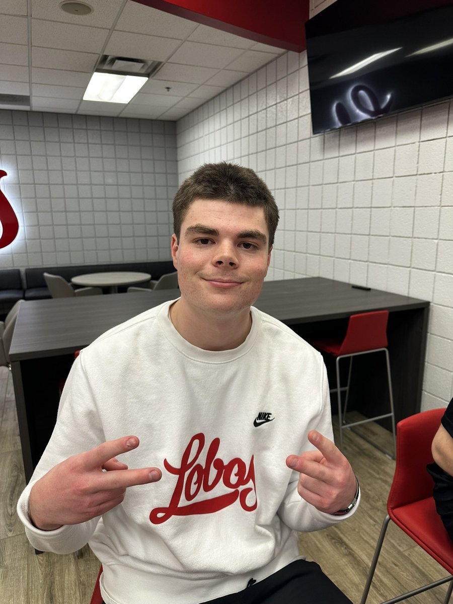 UNMMBBManagers's tweet photo. MANAGER OF THE GAME:
Logan Russell

- undefeated with his new cut 
- 32 pats on the back
- 321 rebounds

#GoLobos https://t.co/bnaj2OGINP