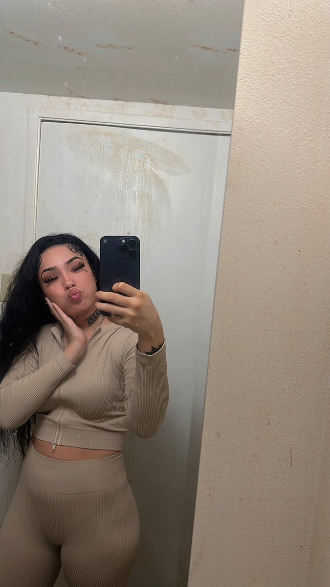 lowendbarbie's tweet photo. i usually wear black but nude it is today 🖤😏 https://t.co/ePSHQhr8O4