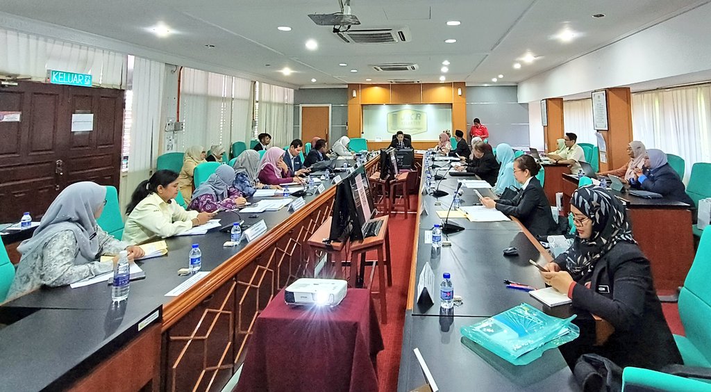 Amran Mohd Majid (@amranmohdmajid1) on Twitter photo 20 Februari 2024 | Mesyuarat Sektor Pakar Bil. 1/2024 kali ini diadakan di Bilik Gerakan JKR Negeri Kelantan. Syabas & tahniah kpd <a href="/CK_Geoteknik/">Cawangan Kejuruteraan Geoteknik IPJKR Malaysia</a> & <a href="/CASKT_JKR/">Cawangan Alam Sekitar & Kecekapan Tenaga JKR</a> selaku urusetia bersama MSP kali ini. Terima kasih juga diucapkan kpd <a href="/JKRKelantan/">ᴊᴋʀ ɴᴇɢᴇʀɪ ᴋᴇʟᴀɴᴛᴀɴ</a> selaku tuan rumah dan penyedia lokasi. 20 Februari 2024 | Mesyuarat Sektor Pakar Bil. 1/2024 kali ini diadakan di Bilik Gerakan JKR Negeri Kelantan. Syabas & tahniah kpd <a href="/CK_Geoteknik/">Cawangan Kejuruteraan Geoteknik IPJKR Malaysia</a> & <a href="/CASKT_JKR/">Cawangan Alam Sekitar & Kecekapan Tenaga JKR</a> selaku urusetia bersama MSP kali ini. Terima kasih juga diucapkan kpd <a href="/JKRKelantan/">ᴊᴋʀ ɴᴇɢᴇʀɪ ᴋᴇʟᴀɴᴛᴀɴ</a> selaku tuan rumah dan penyedia lokasi.