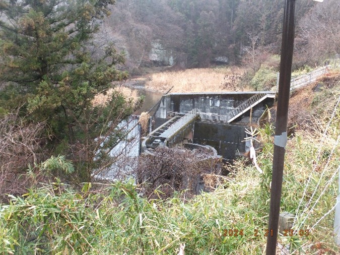 小雨降る中訪れた、築後73年を経た烏川上流砂防堰堤（高さ18ｍ、幅67ｍ、練石積堰堤、有形登録文化財）は美しく、そして１年で完成させた先輩の匠の業に脱帽。又、珍しいらせん式魚道を設置した上木馬瀬（かみちませ）砂防堰堤には「どんな魚道がいいのか、うーん」と考えている砂防技術者を想像した。
