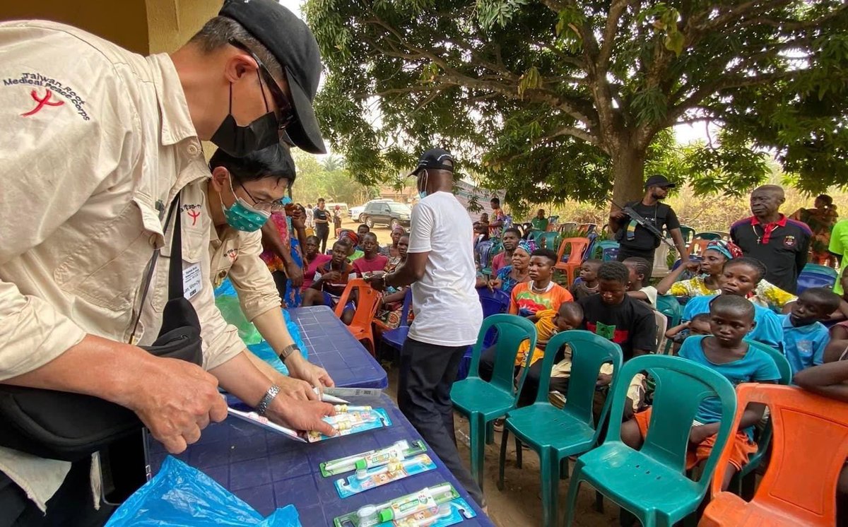 TaiwanRootHQ's tweet photo. Team Taiwan Root is now in Nigeria, offering medical assistance. Check out the news story 👉🏻 https://t.co/iJAC9ED86t https://t.co/7ZJ8ZPYLM7