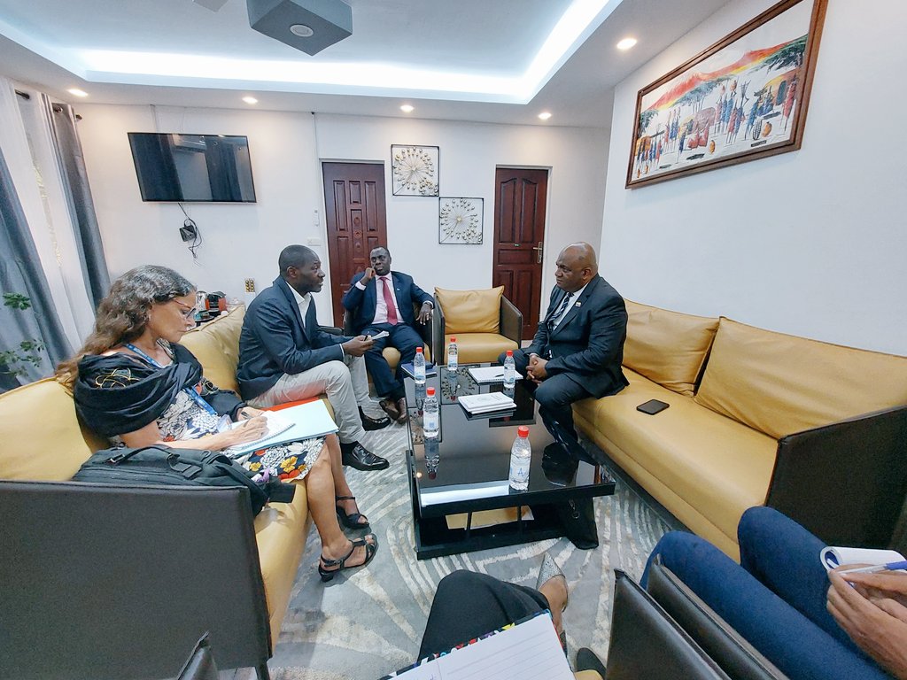 Rencontre entre le Ministre de l'Intérieur et la délégation du SNU #Comores dirigée par le Coordonnateur Résident. Discussions riches sur la situation post-électorale, les #élections de 2025, l'implication des #femmes et des #jeunes en politique, et la situation migratoire.