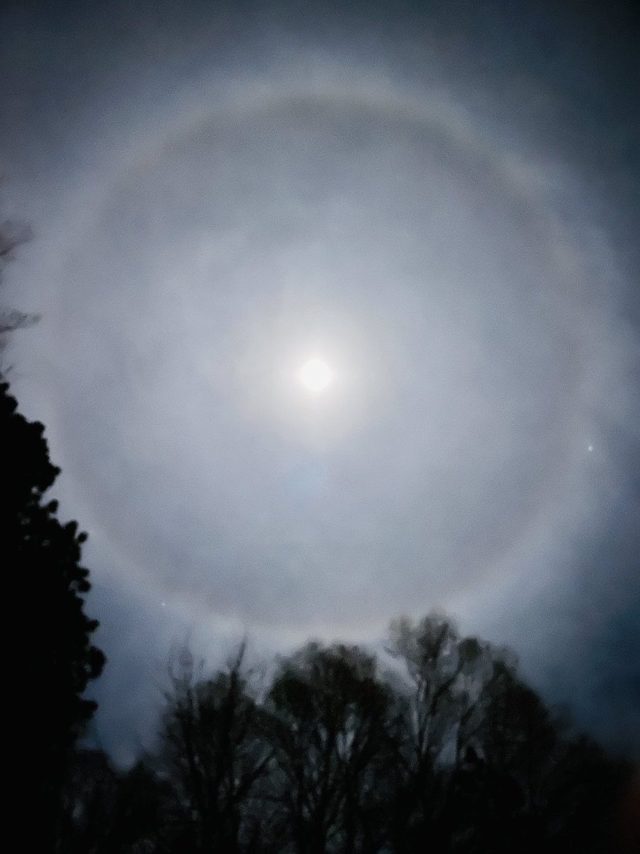 lintrav's tweet photo. Super cool Moon Halo in the Twin Cities tonight! #moonhalo https://t.co/CKj2YUJQjC