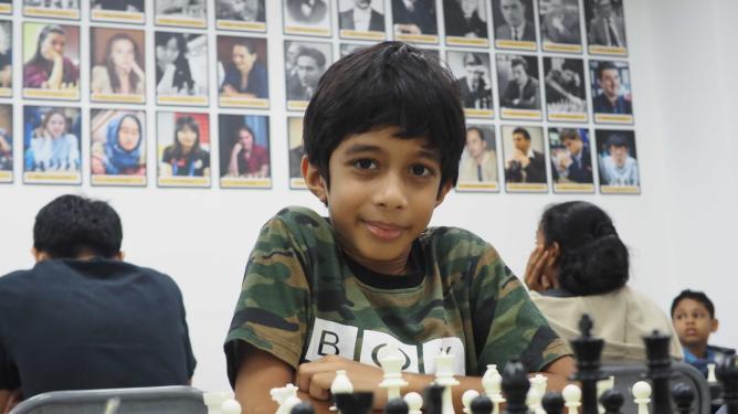 Pekan lalu, Ashwath Kaushik (8 tahun, 6 bulan, 11 hari) mencatat sejarah penting di kancah catur dunia. Ashwath menjadi pecatur termuda yang mampu mengalahkan seorang grandmaster dalam ajang catur klasik internasional.

Ashwath mengalahkan GM Jacek Stopa asal Polandia (37 tahun)