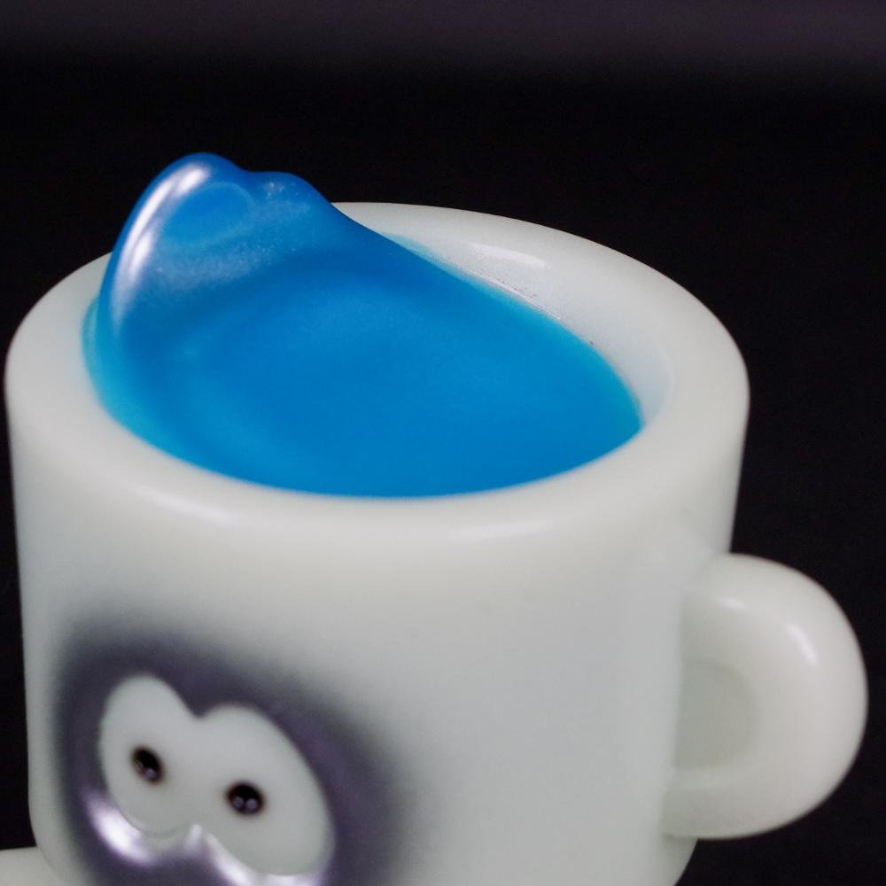 hakaba_gallery's tweet image. 【#ソフビ 抽選情報】#HUMAN_ROBOT より #カップン（蓄光) が登場！
暗闇で存在感を醸し出す蓄光素体に、シルバーとブルーのコントラストが涼しい（？）#墓場の画廊 限定のGID仕様での販売。
抽選期間は3月8日(金)18時〜10日(日)23時59分まで!!
hakabanogarou.jp/archives/52334…